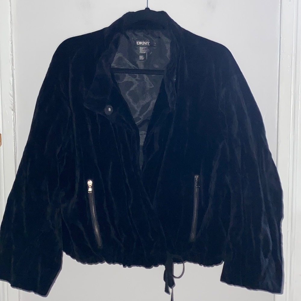 DKNY black short modern cotton velvet jacket, Snap front, bow tie closure, Large